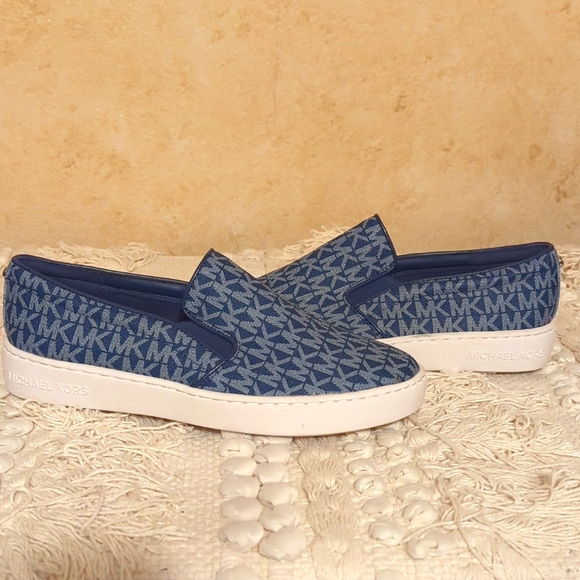 Michael Kors NEW Slip On 7.5 Navy - Picture 1 of 6